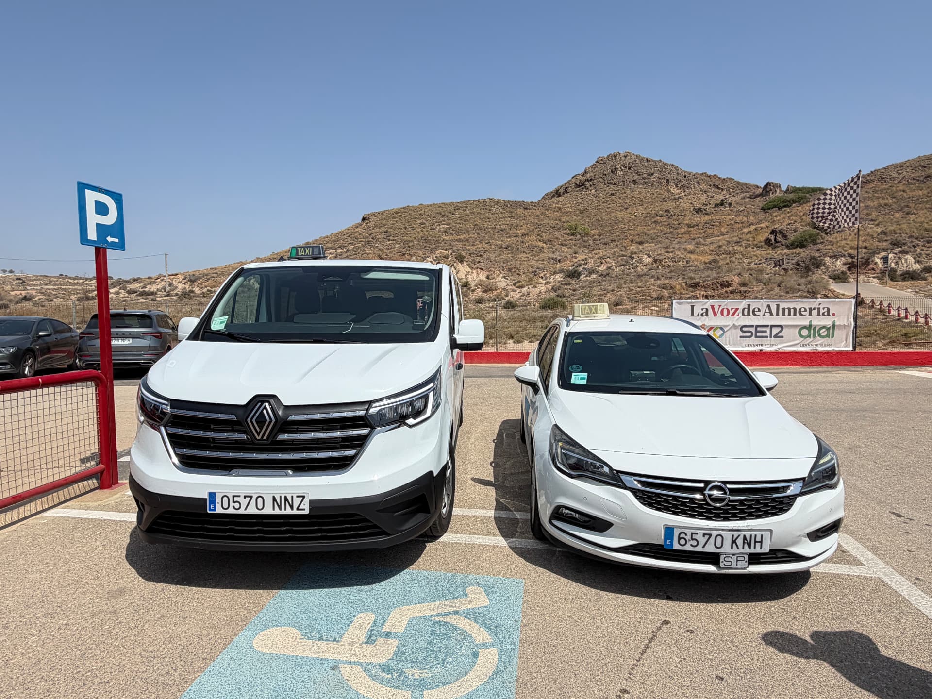 Renault Trafic y Opel Astra de Taxi Artero aparcados
