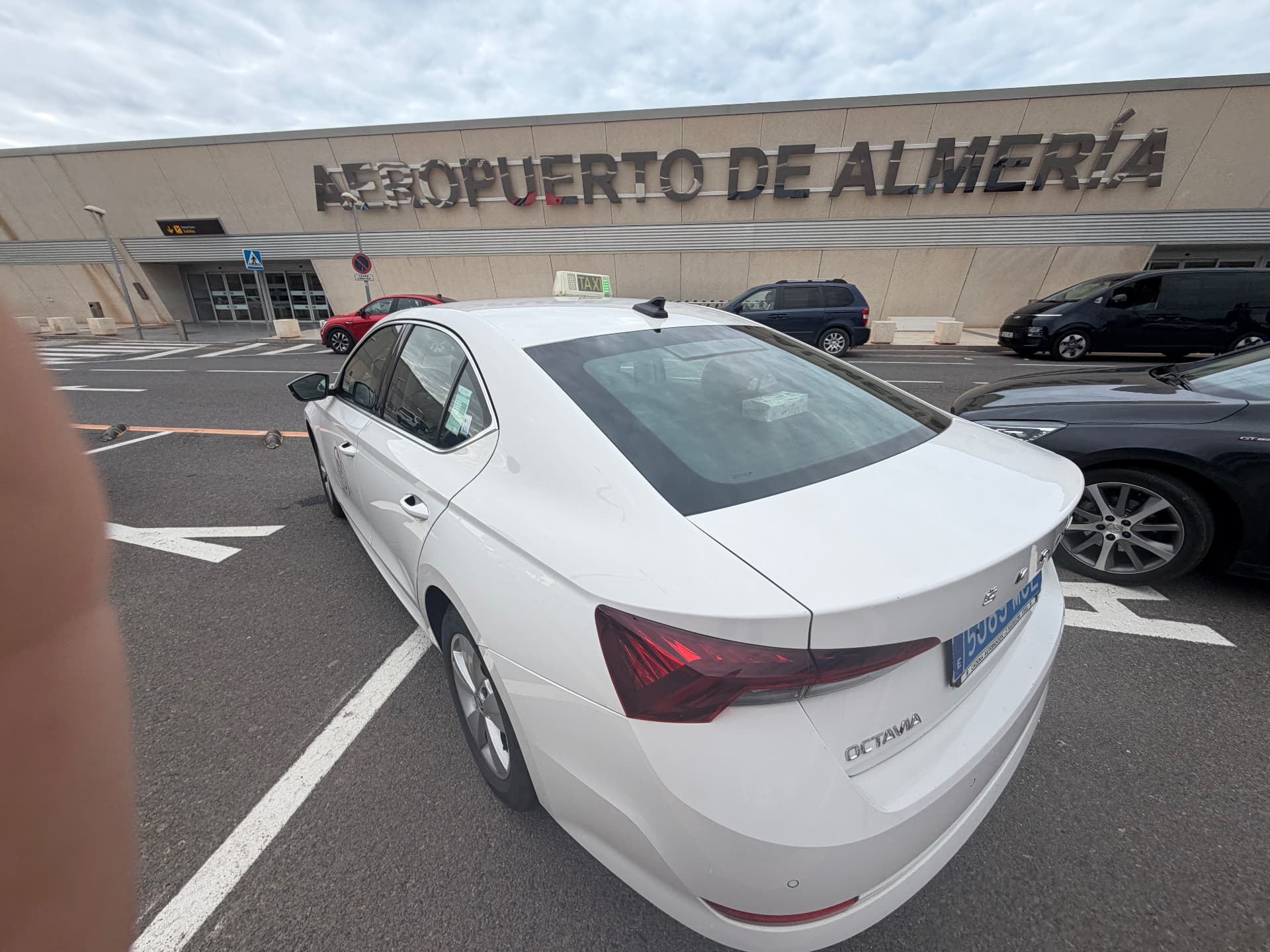 Skoda Octavia de Taxi Artero en el aeropuerto de Almería