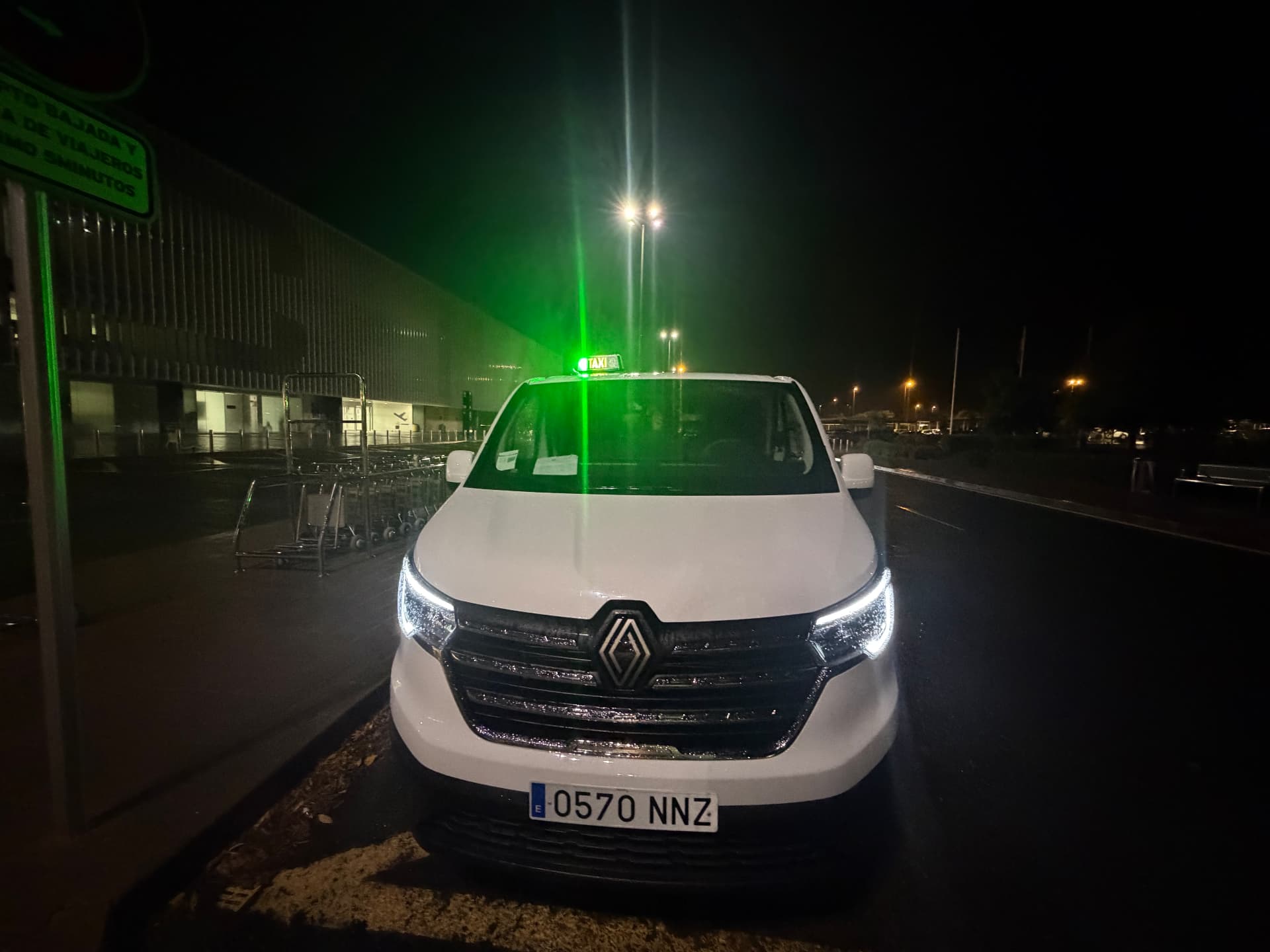 Renault Trafic de Taxi Artero de noche en el aeropuerto